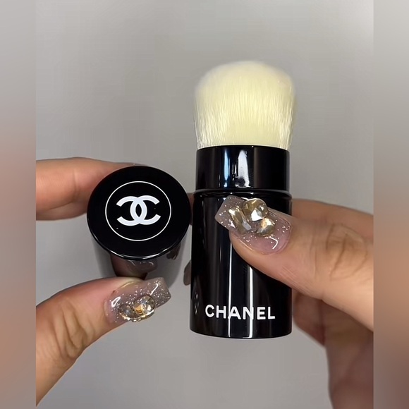 🌸Chanel Les Beiges Retractable Kabuki Brush NEW AND PHOLD POUNCH 🌸 - Picture 2 of 14